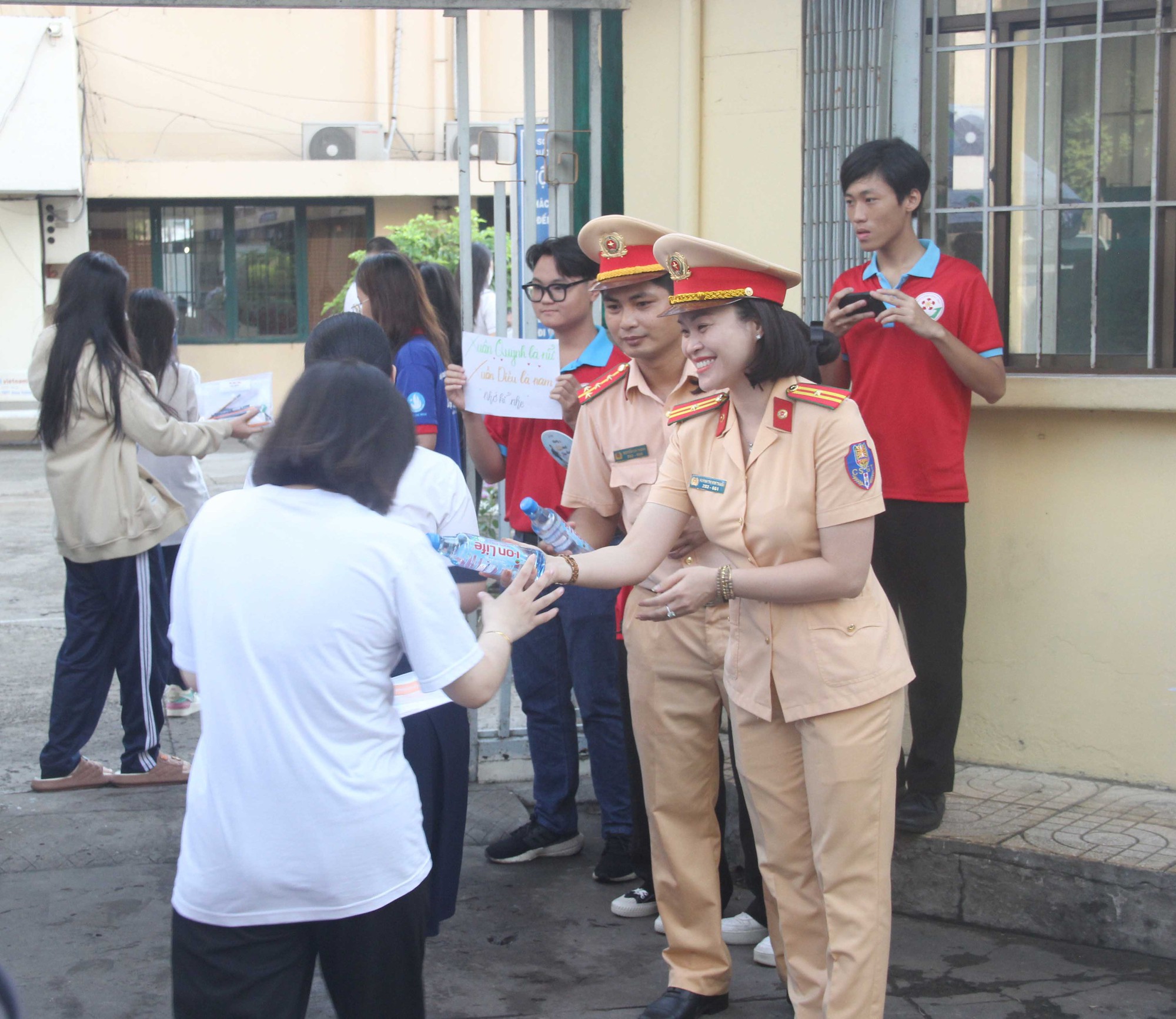 Video CSGT dùng ô tô chuyên dụng đưa thí sinh gãy tay đến phòng thi - Ảnh 5.