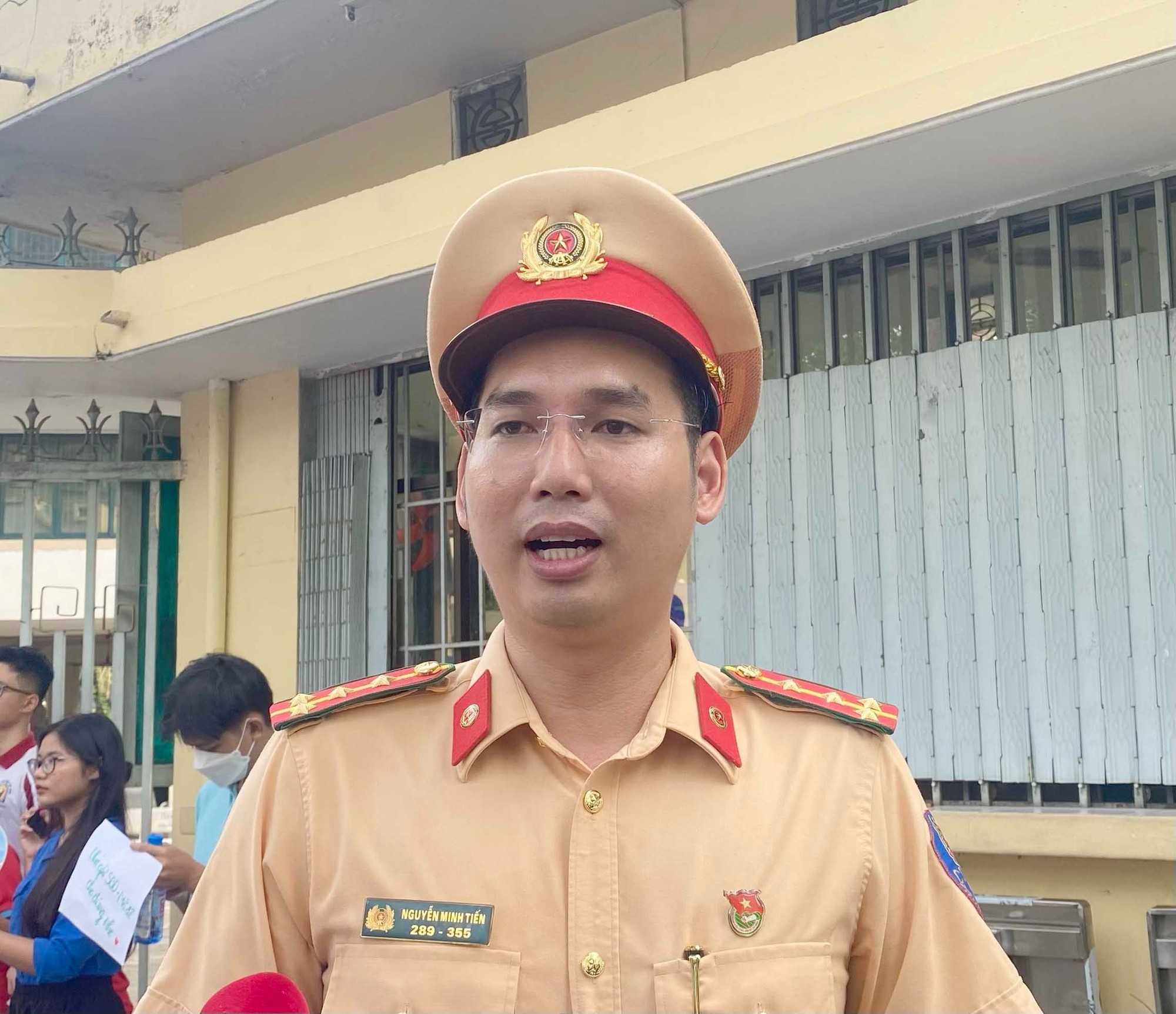 CSGT, Công an địa bàn phân luồng dưới mưa đảm bảo ATGT kỳ thi tốt nghiệp THPT - Ảnh 4.