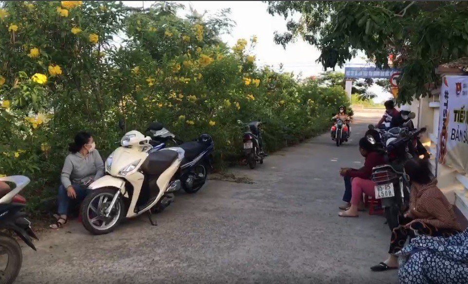 Hình ảnh đẹp CSGT giúp nam nữ thí sinh đến trường trong mưa lớn - Ảnh 3. Hình ảnh đẹp CSGT giúp nam nữ thí sinh đến trường trong mưa lớn - Ảnh 3.