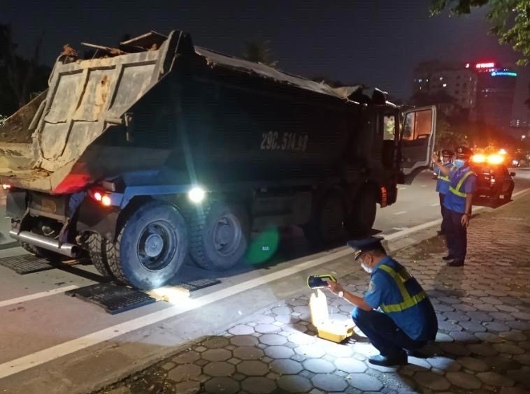 Hà Nội: TTGT, CSGT phối hợp xử lý hàng loạt xe tải "hổ vồ" trên tuyến đê vào ban đêm - Ảnh 1. Hà Nội: TTGT, CSGT phối hợp xử lý hàng loạt xe tải "hổ vồ" trên tuyến đê vào ban đêm - Ảnh 1.