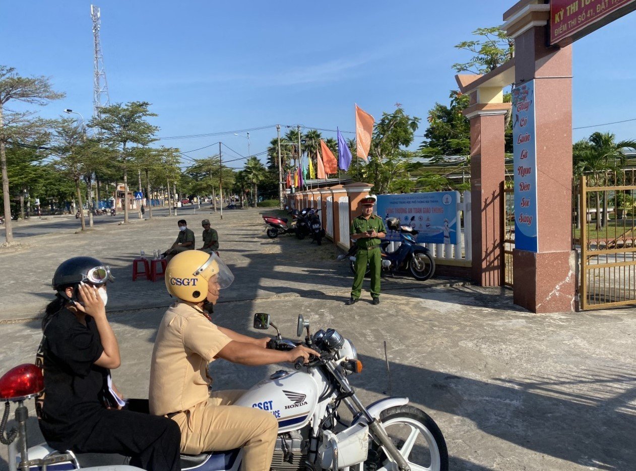 Nam sinh bị hỏng xe, nữ ngủ quên được CSGT sử dụng ô tô đưa đến trường kịp giờ thi - Ảnh 2.