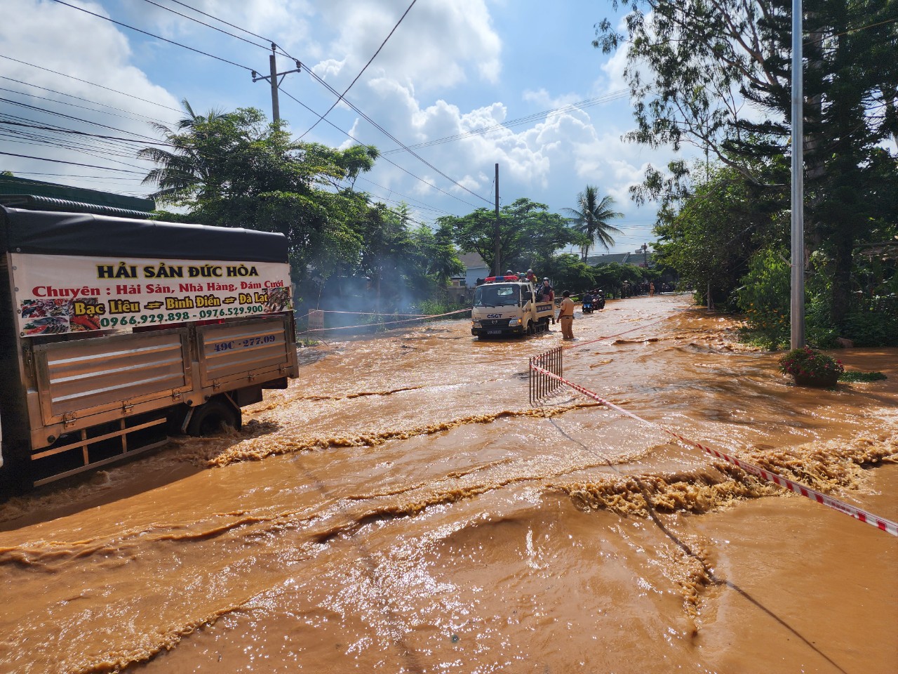 Tuyến QL27 ngập lụt, CSGT Lâm Đồng xắn quần, dầm nước đảm bảo giao thông - Ảnh 7.