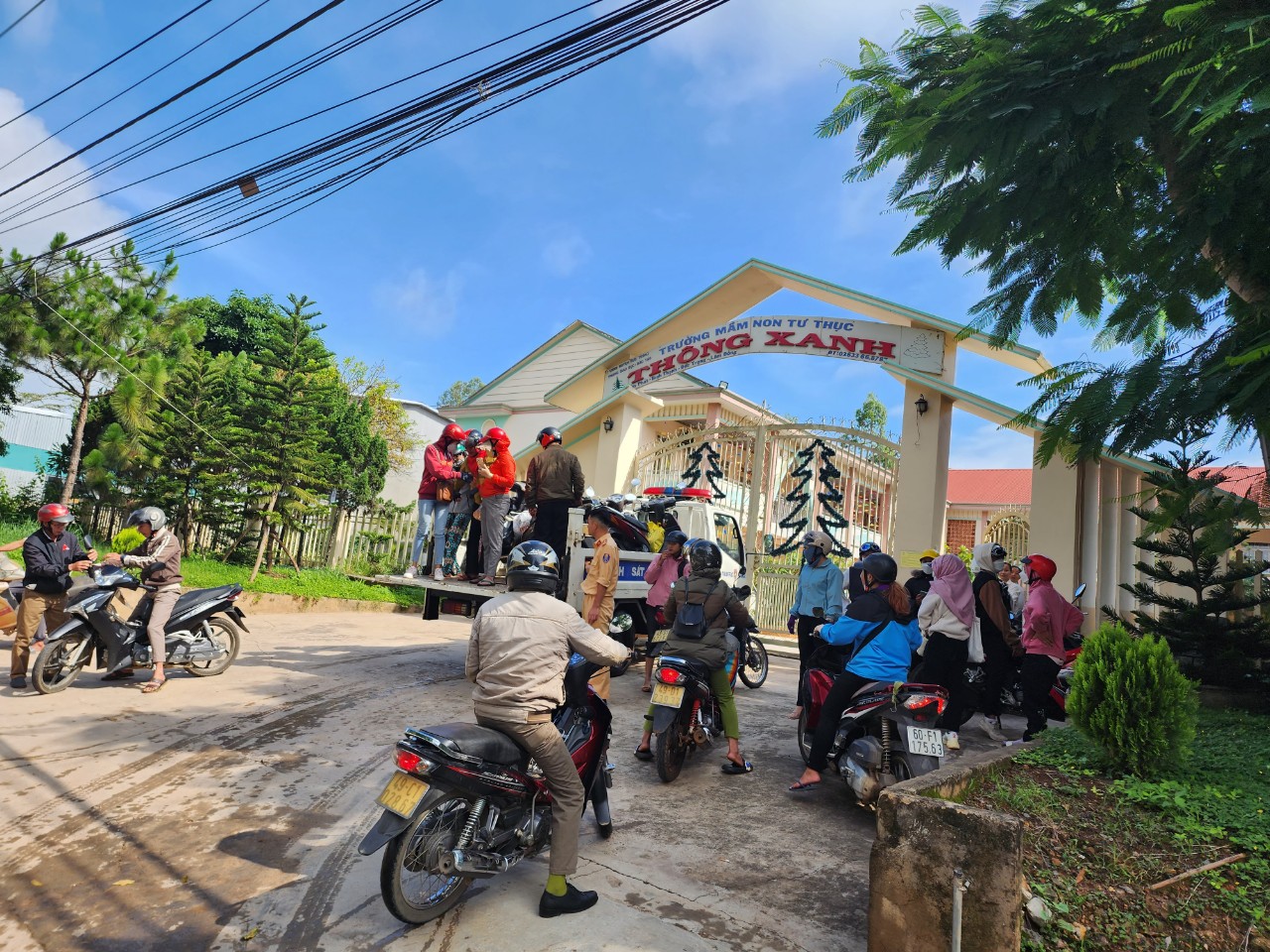 Tuyến QL27 ngập lụt, CSGT Lâm Đồng xắn quần, dầm nước đảm bảo giao thông - Ảnh 8.