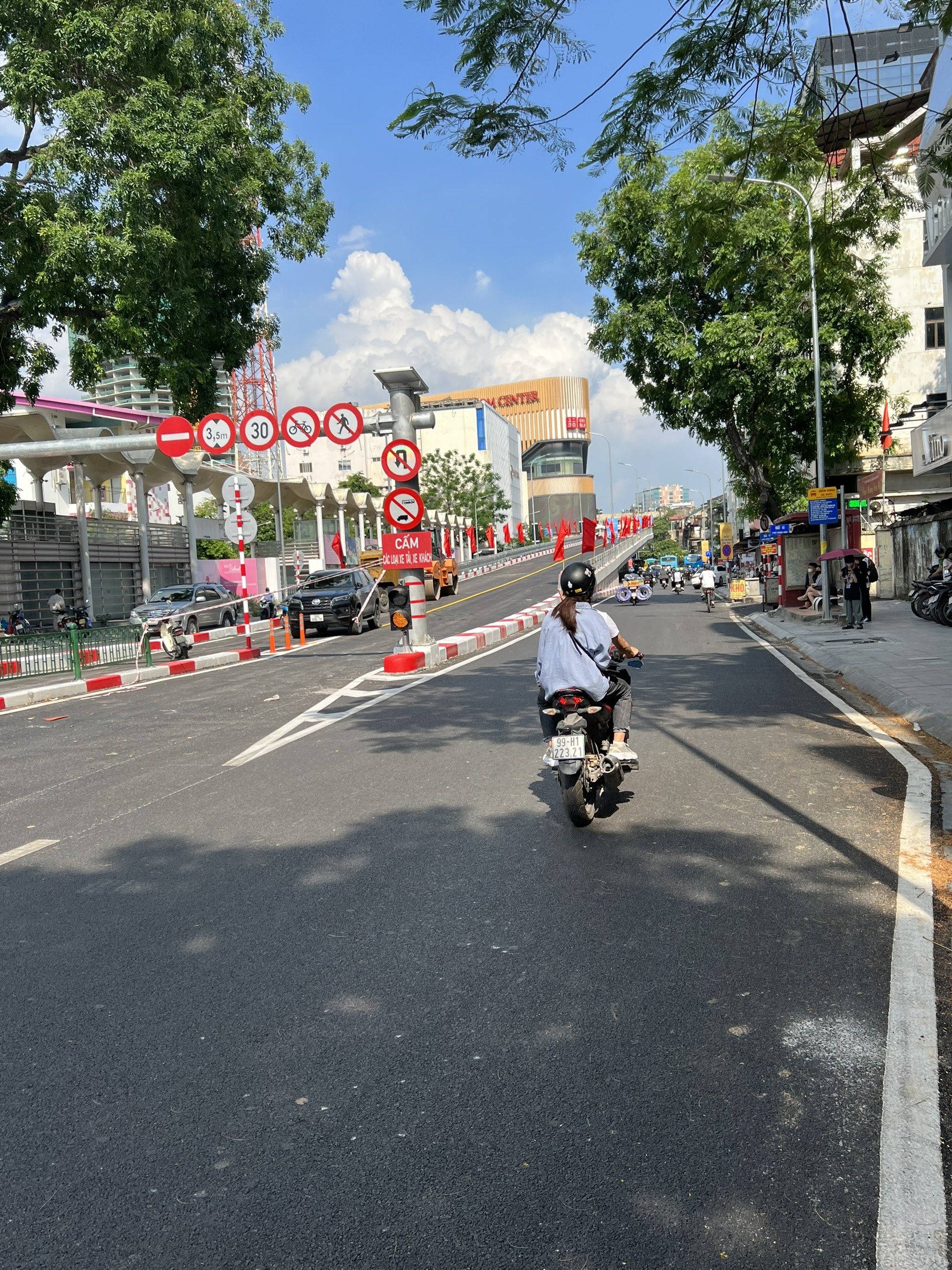 Hà Nội: Phân luồng phương tiện cầu vượt tại nút giao Chùa Bộc – Phạm Ngọc Thạch  - Ảnh 1.