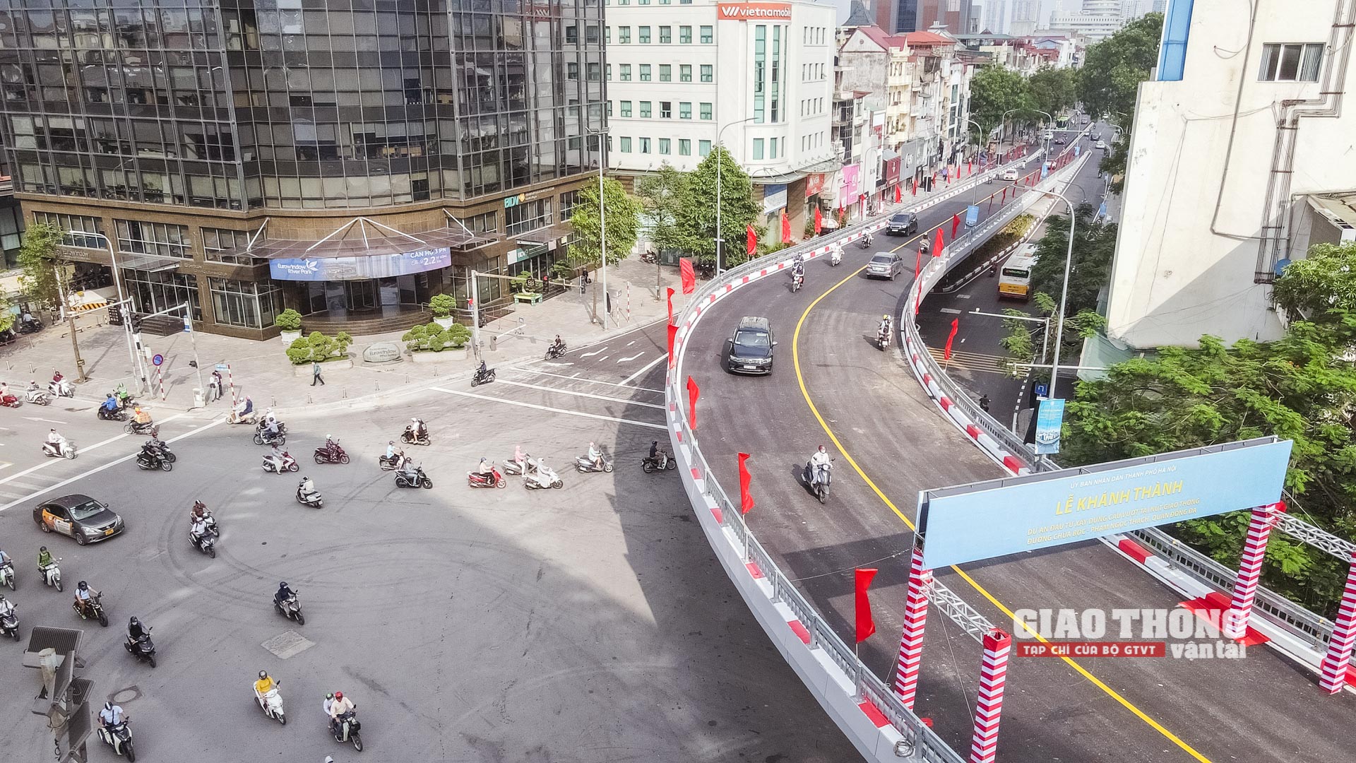 Cầu vượt chữ C đầu tiên của Thủ đô chính thức vận hành - Ảnh 12.