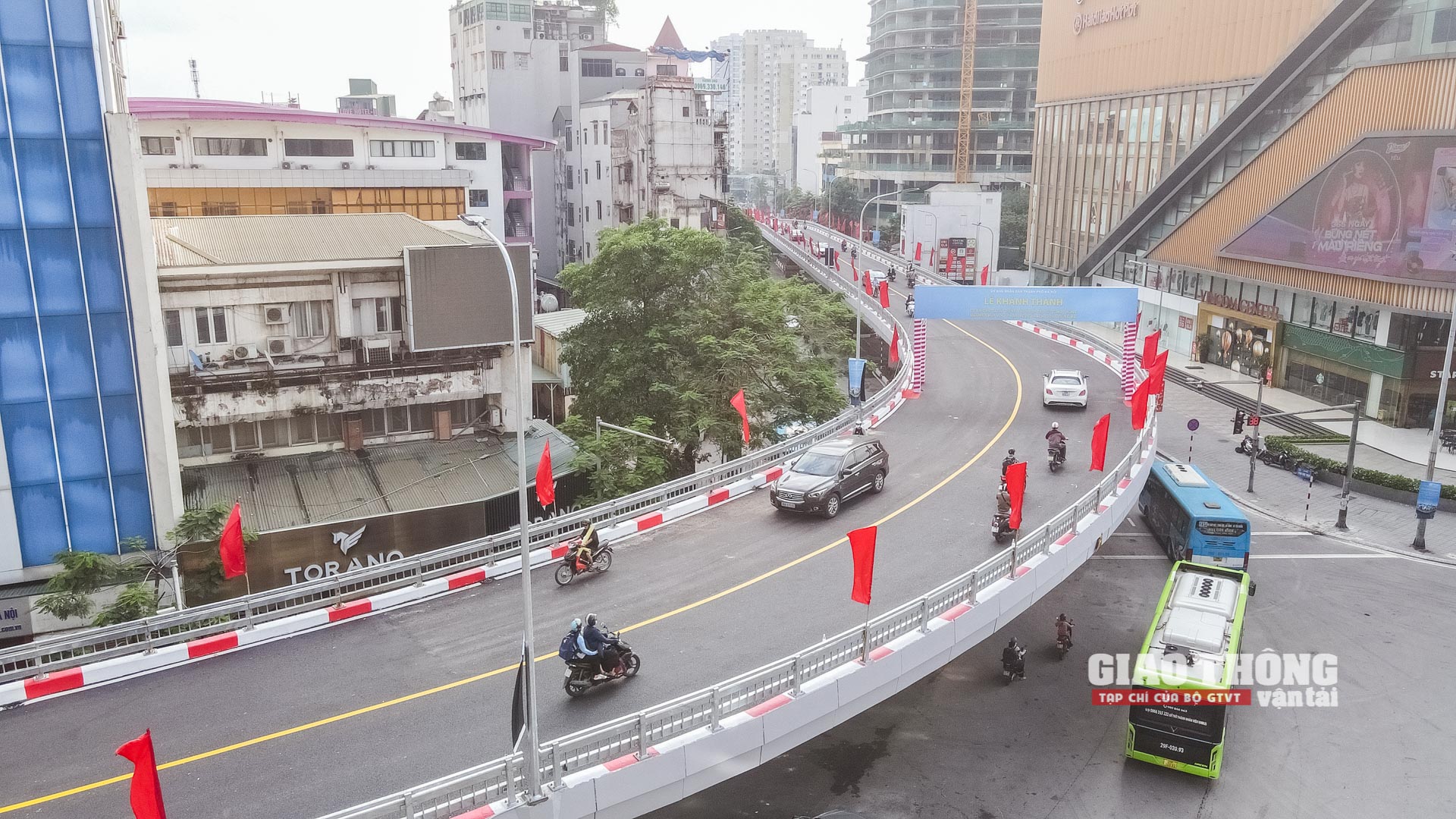 Cầu vượt chữ C đầu tiên của Thủ đô chính thức vận hành - Ảnh 3.