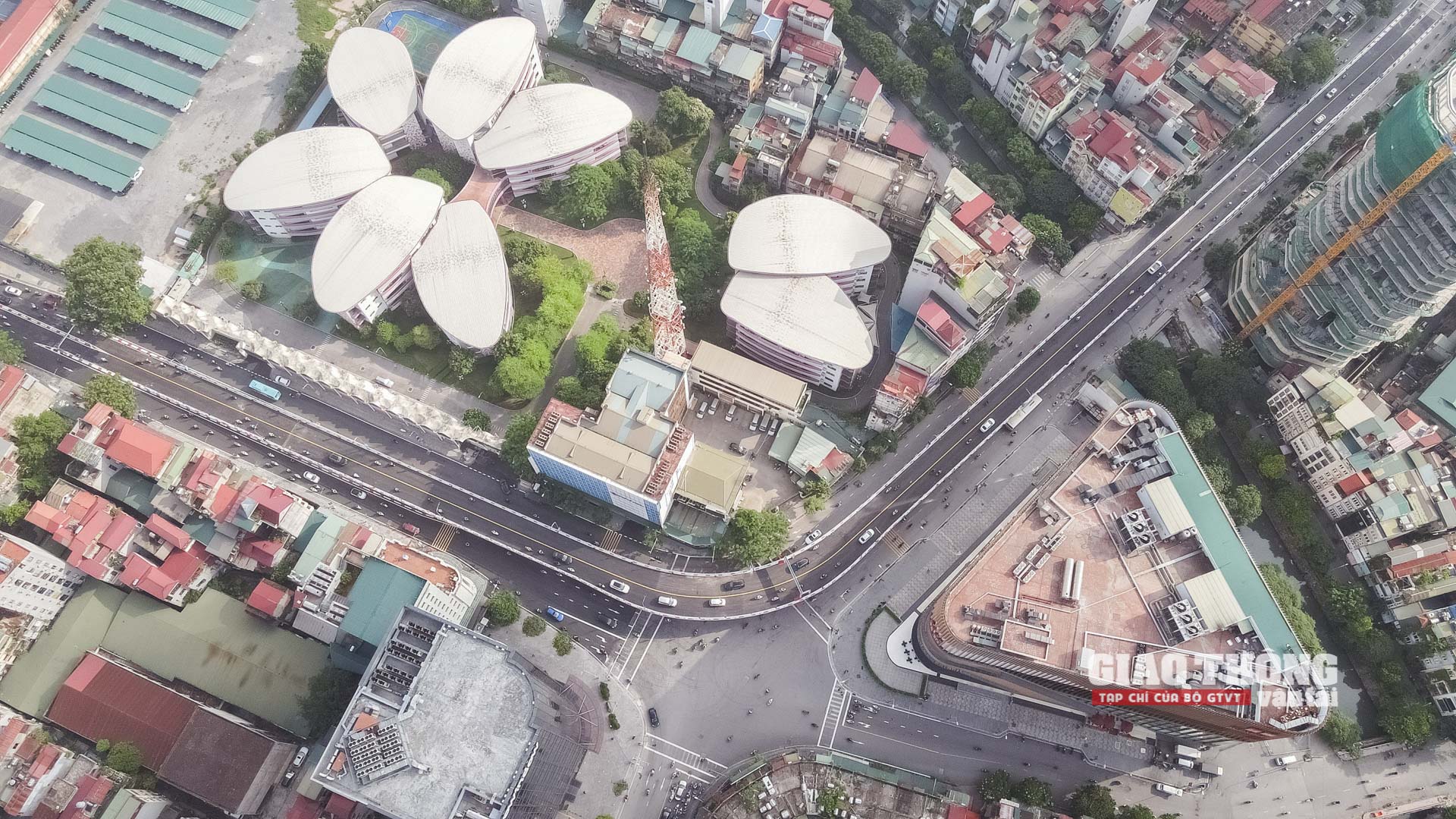 Cầu vượt chữ C đầu tiên của Thủ đô chính thức vận hành - Ảnh 2.