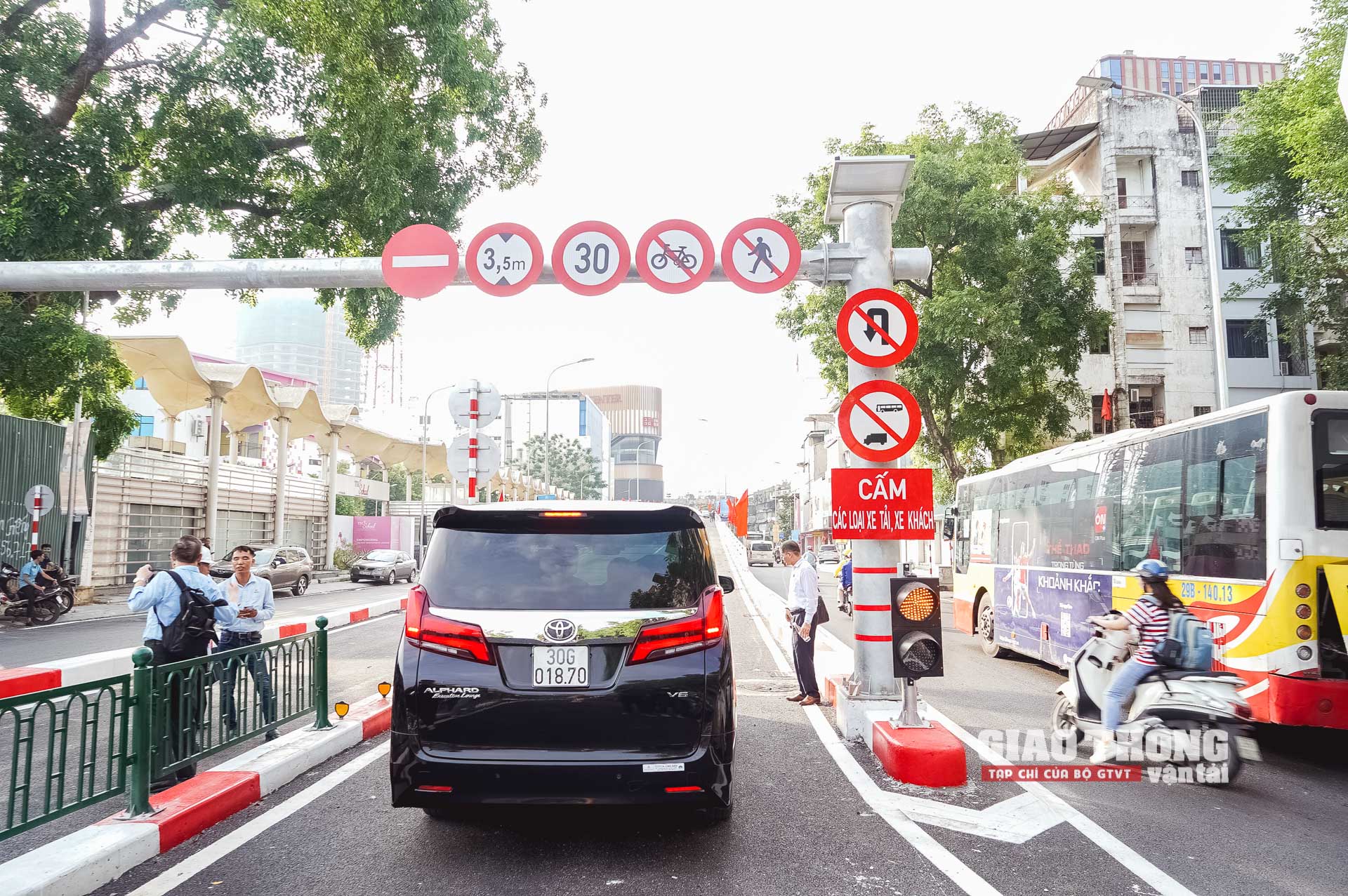 Cầu vượt chữ C đầu tiên của Thủ đô chính thức vận hành - Ảnh 10.