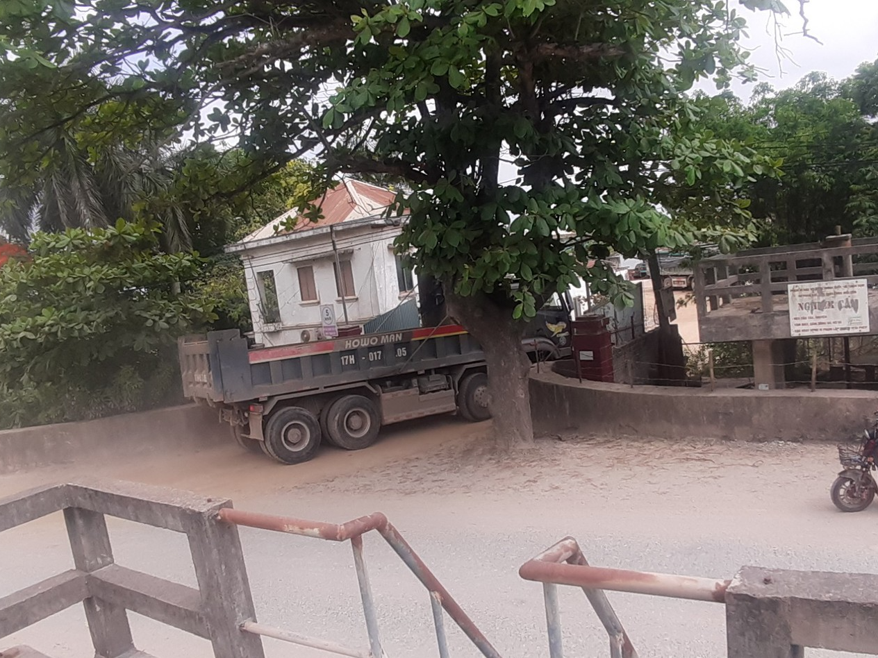 Xe quá tải nhộn nhịp chạy từ bến thủy sông Trà Lý lên QL37B - Ảnh 3.