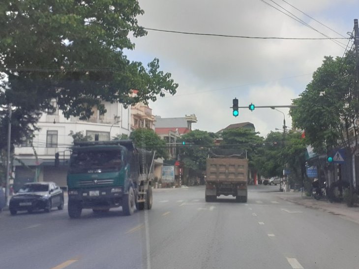 Xe quá tải nhộn nhịp chạy từ bến thủy sông Trà Lý lên QL37B - Ảnh 2.