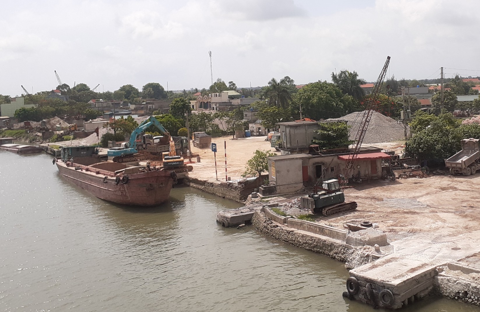 Xe quá tải nhộn nhịp chạy từ bến thủy sông Trà Lý lên QL37B - Ảnh 4.