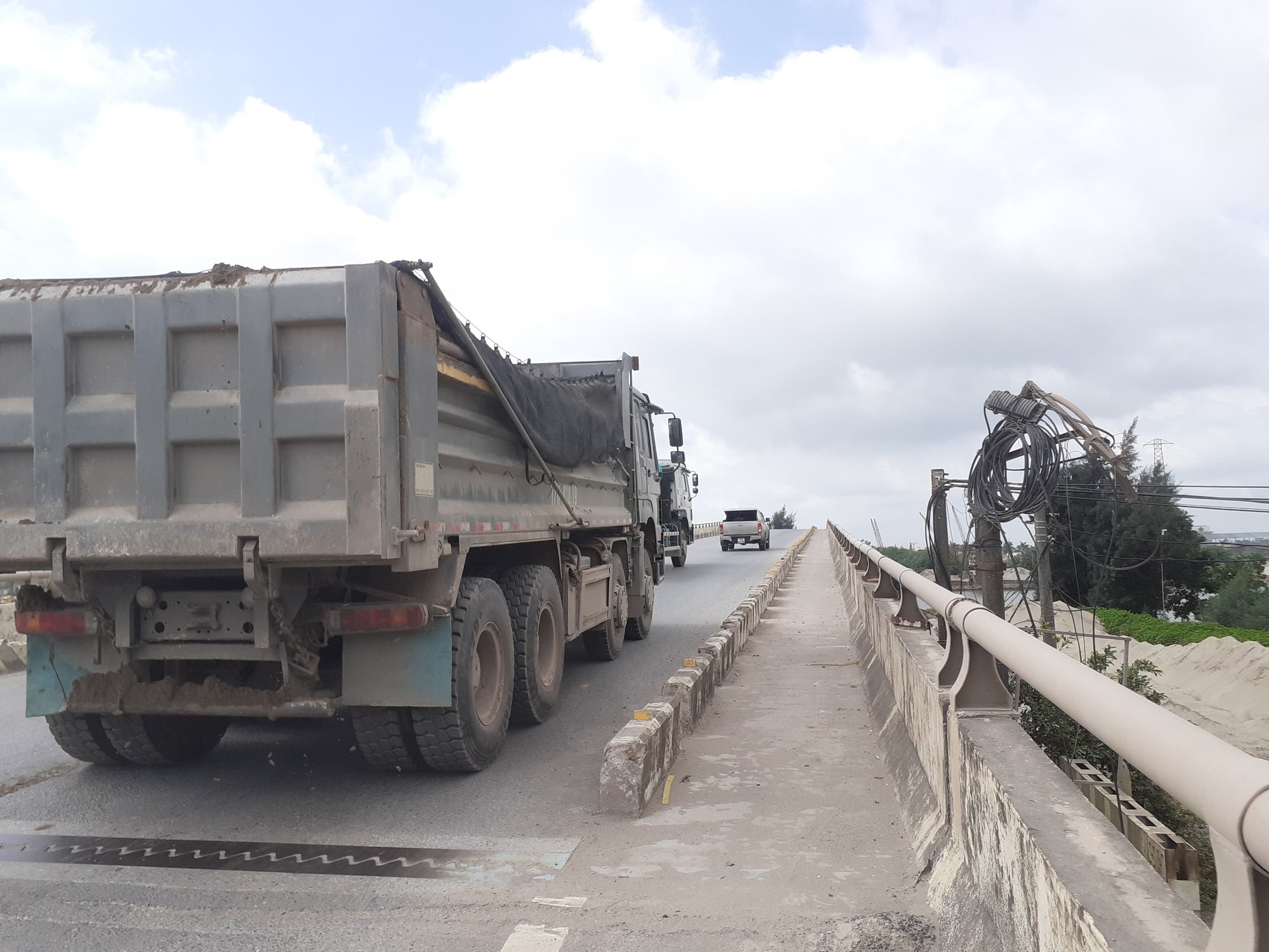 Xe quá tải nhộn nhịp chạy từ bến thủy sông Trà Lý lên QL37B - Ảnh 9.