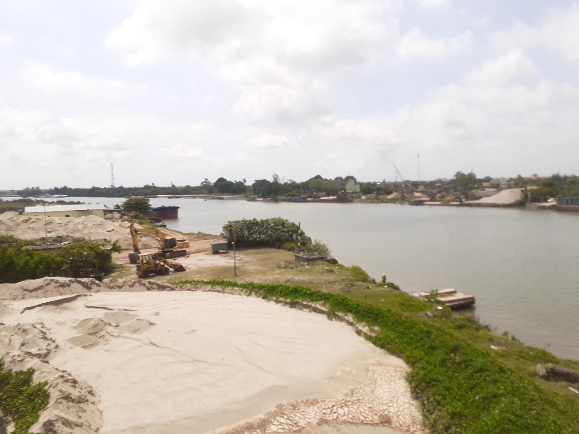 Xe quá tải nhộn nhịp chạy từ bến thủy sông Trà Lý lên QL37B - Ảnh 10.