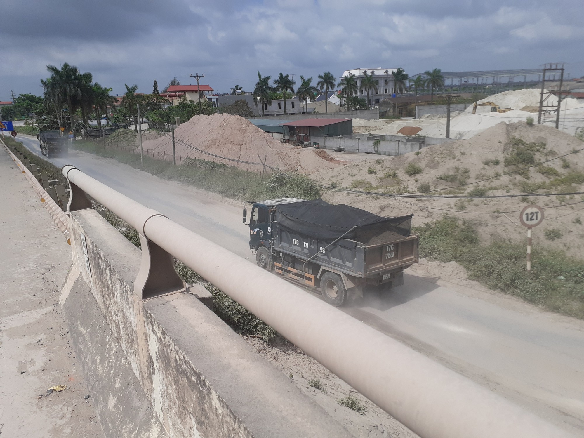 Xe quá tải nhộn nhịp chạy từ bến thủy sông Trà Lý lên QL37B - Ảnh 5.