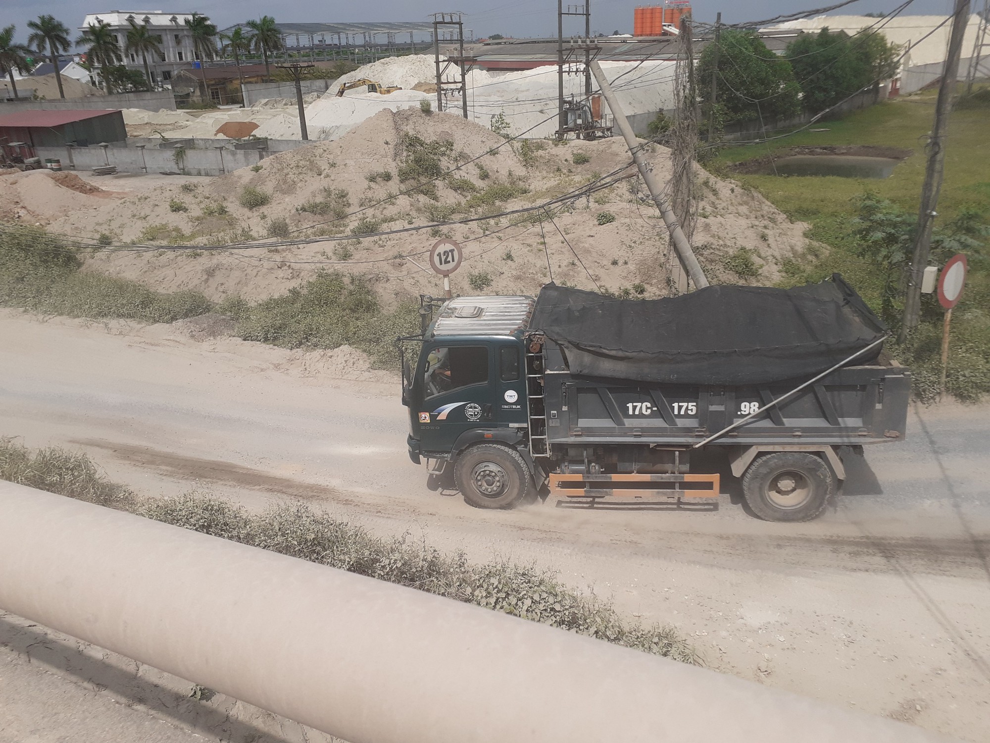 Xe quá tải nhộn nhịp chạy từ bến thủy sông Trà Lý lên QL37B - Ảnh 6.