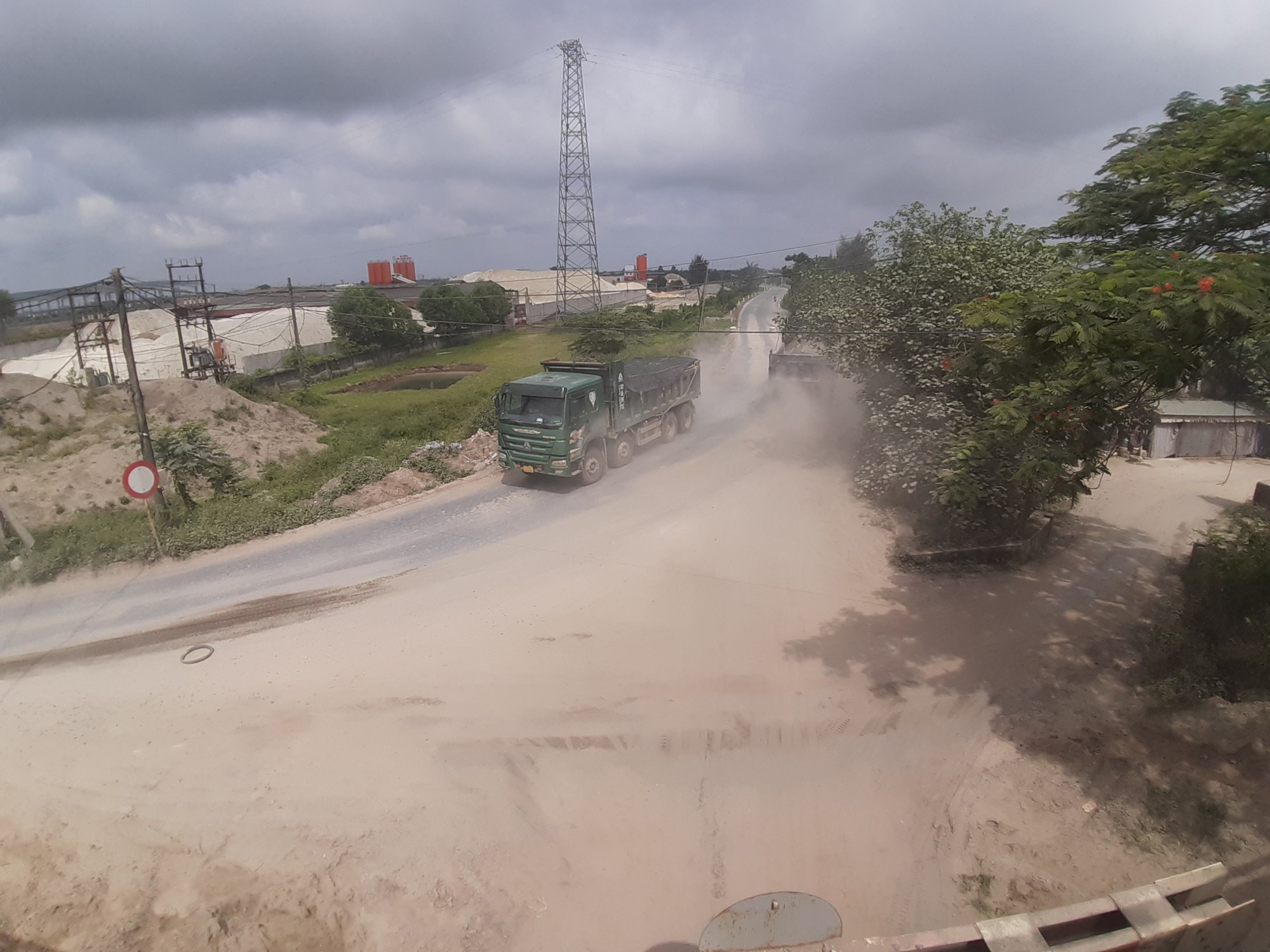 Xe quá tải nhộn nhịp chạy từ bến thủy sông Trà Lý lên QL37B - Ảnh 7.