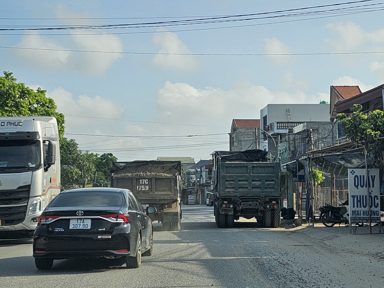 Xe quá tải nhộn nhịp chạy từ bến thủy sông Trà Lý lên QL37B - Ảnh 1.