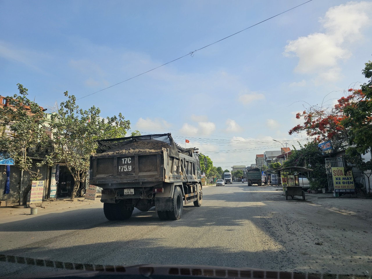 Xe quá tải nhộn nhịp chạy từ bến thủy sông Trà Lý lên QL37B - Ảnh 8.