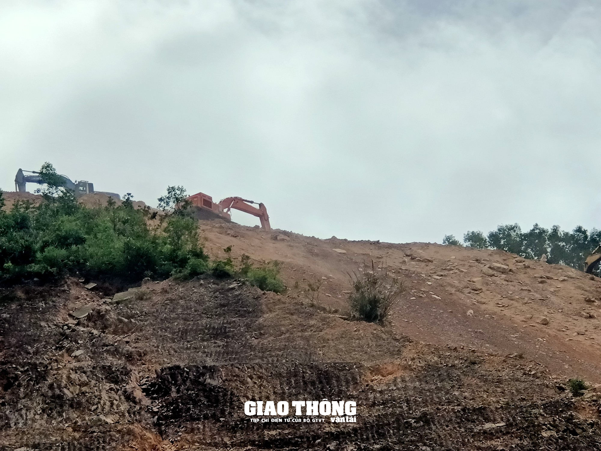 Cận cảnh khắc phục sự cố sạt lở taluy tuyến cao tốc Cam Lộ-La Sơn - Ảnh 5.