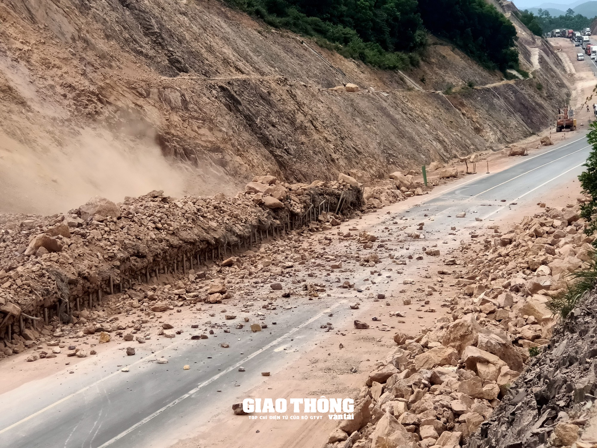 Cận cảnh khắc phục sự cố sạt lở taluy tuyến cao tốc Cam Lộ-La Sơn - Ảnh 7.