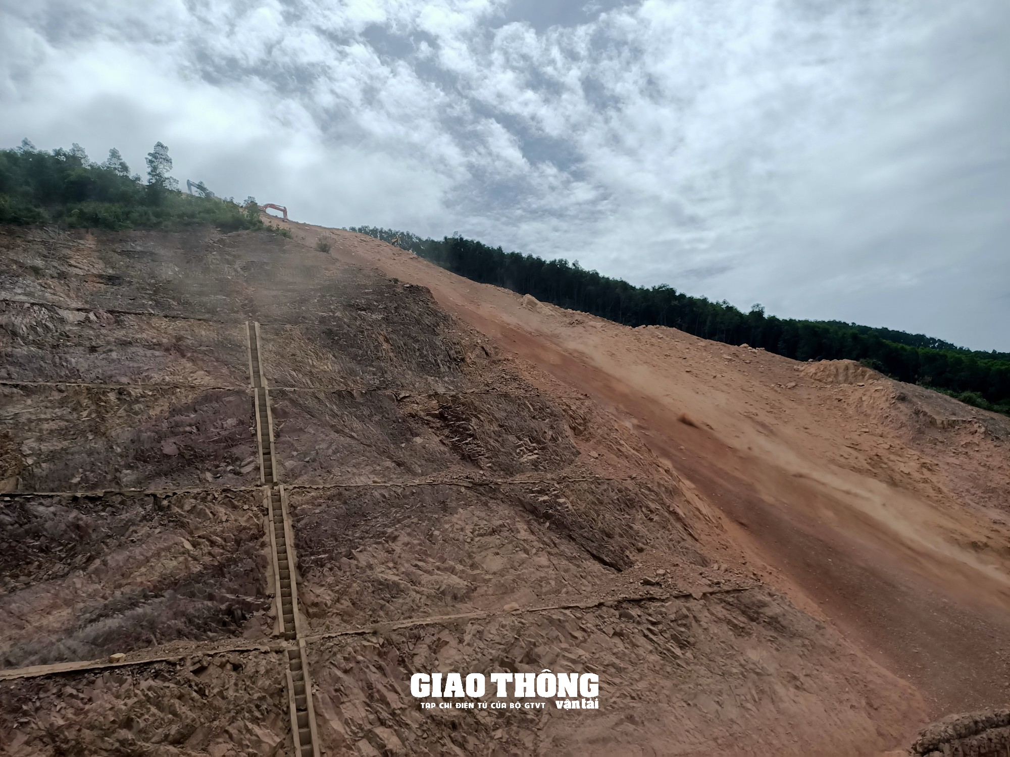Cận cảnh khắc phục sự cố sạt lở taluy tuyến cao tốc Cam Lộ-La Sơn - Ảnh 9.