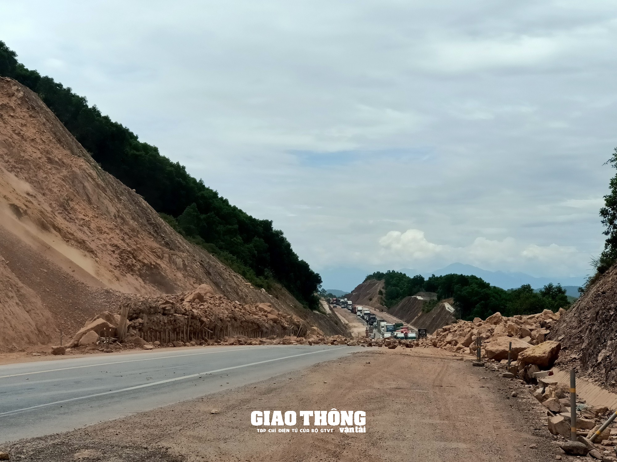 Cận cảnh khắc phục sự cố sạt lở taluy tuyến cao tốc Cam Lộ-La Sơn - Ảnh 13.