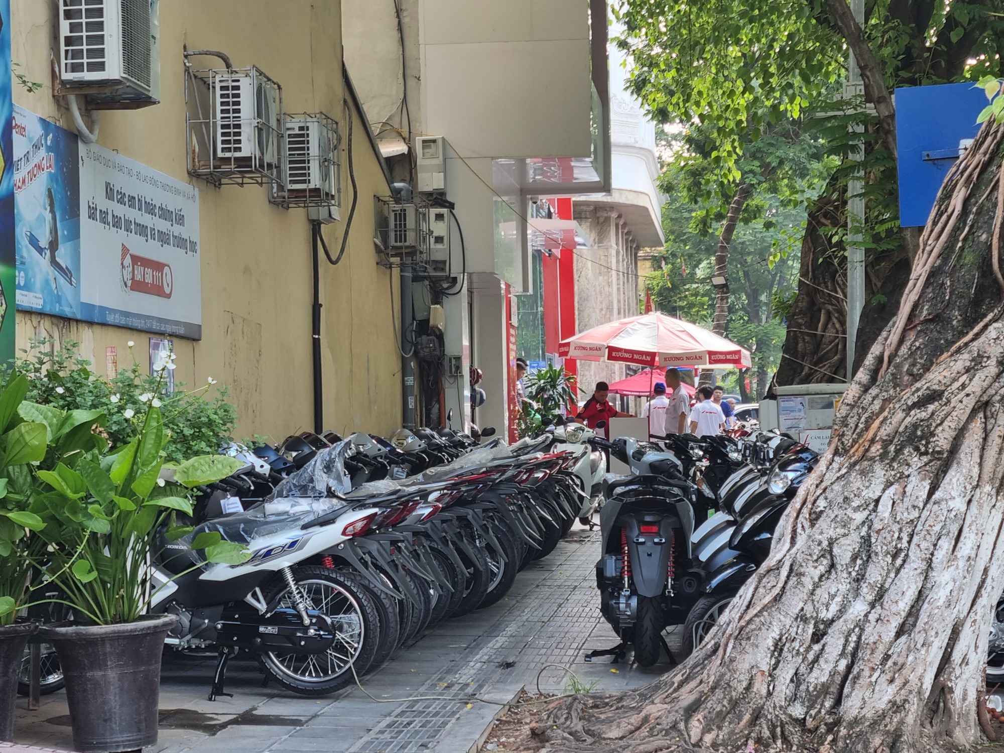 Người đi bộ khó tìm vỉa hè tại phường Nguyễn Du (Hai Bà Trưng – Hà Nội) - Ảnh 4.