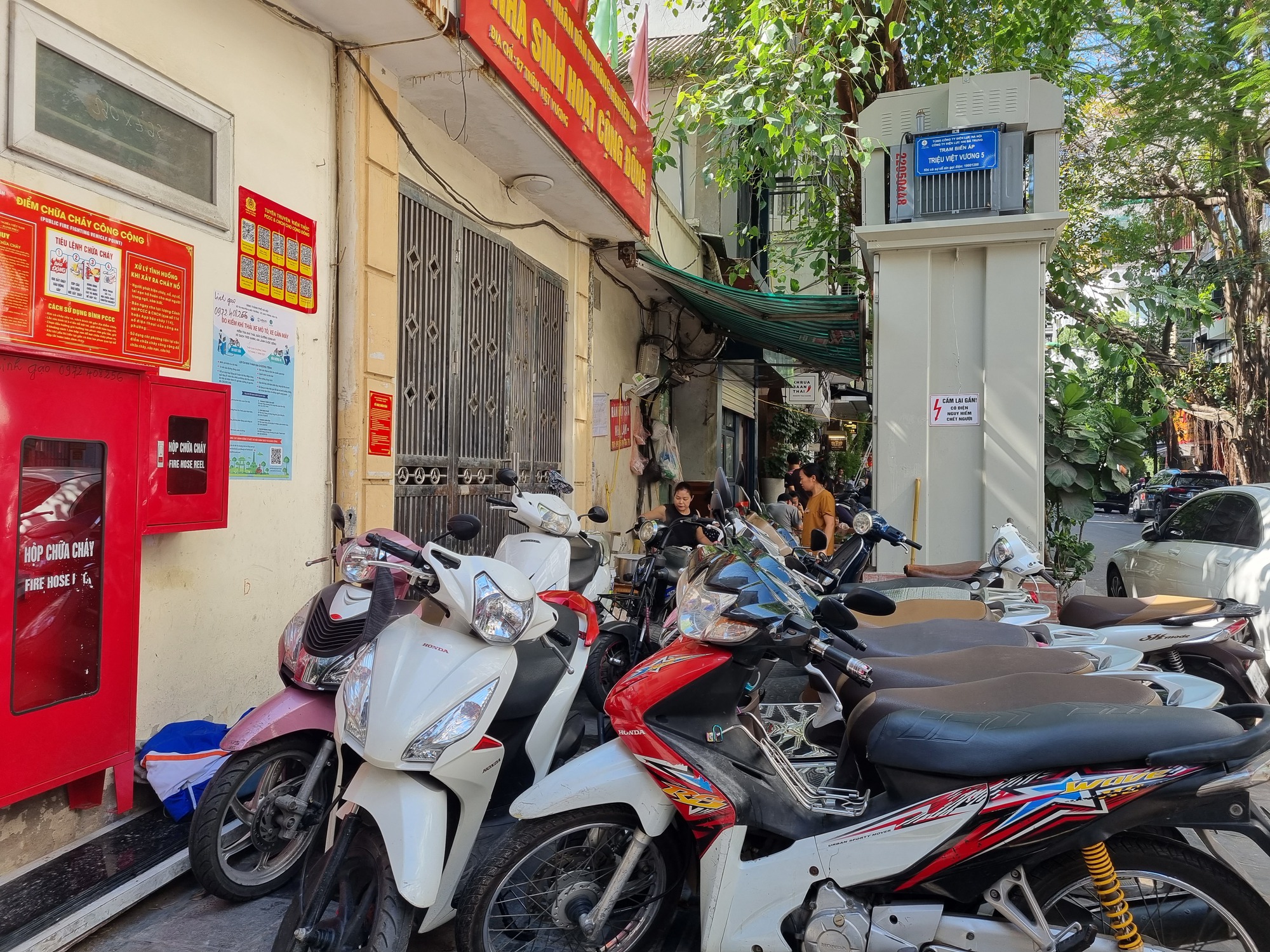 Người đi bộ khó tìm vỉa hè tại phường Nguyễn Du (Hai Bà Trưng – Hà Nội) - Ảnh 1.