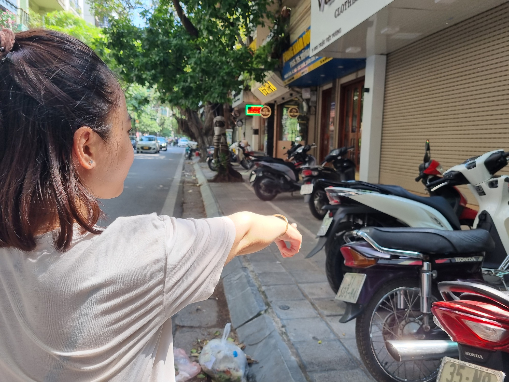 Người đi bộ khó tìm vỉa hè tại phường Nguyễn Du (Hai Bà Trưng – Hà Nội) - Ảnh 2.