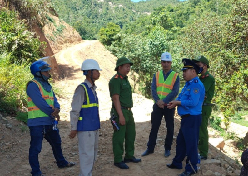 Xử lý hành vi mở đường đấu nối trái phép vào tuyến Hồ Chí Minh đoạn La Sơn-Túy Loan - Ảnh 2.