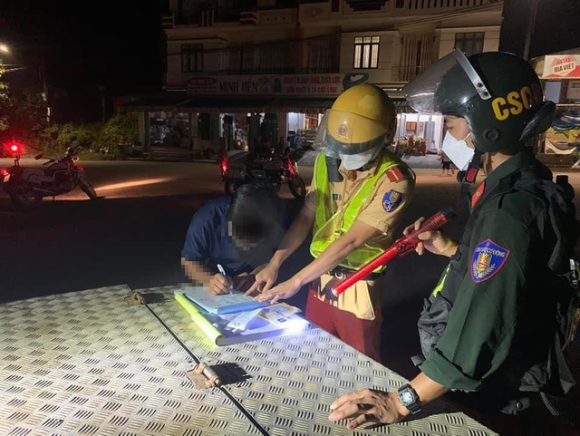 Quảng Ngãi: Khởi tố hai tài xế sử dụng dụng giấy phép lái xe ô tô giả - Ảnh 1.