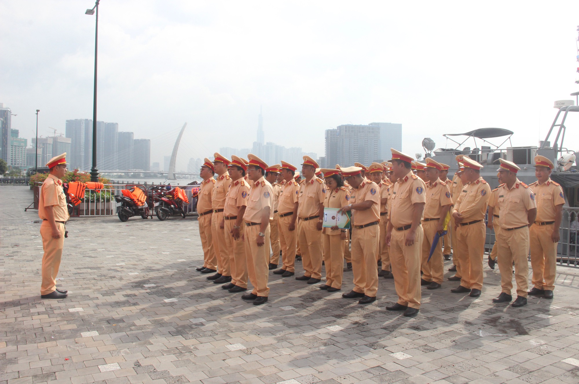 TP.HCM CSGT đường thuỷ tăng cường kiểm tra, xử phạt phương tiện thuỷ mất an toàn giao thông - Ảnh 3. TP.HCM CSGT đường thuỷ tăng cường kiểm tra, xử phạt phương tiện thuỷ mất an toàn giao thông - Ảnh 3.