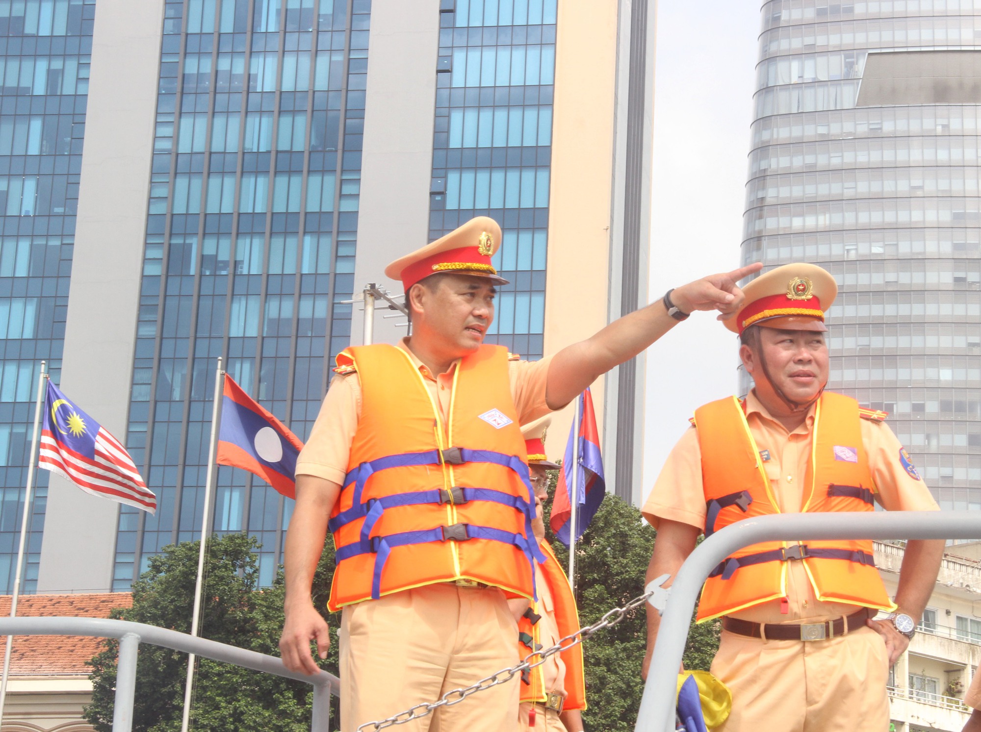 TP.HCM CSGT đường thuỷ tăng cường kiểm tra, xử phạt phương tiện thuỷ mất an toàn giao thông - Ảnh 5. TP.HCM CSGT đường thuỷ tăng cường kiểm tra, xử phạt phương tiện thuỷ mất an toàn giao thông - Ảnh 5.