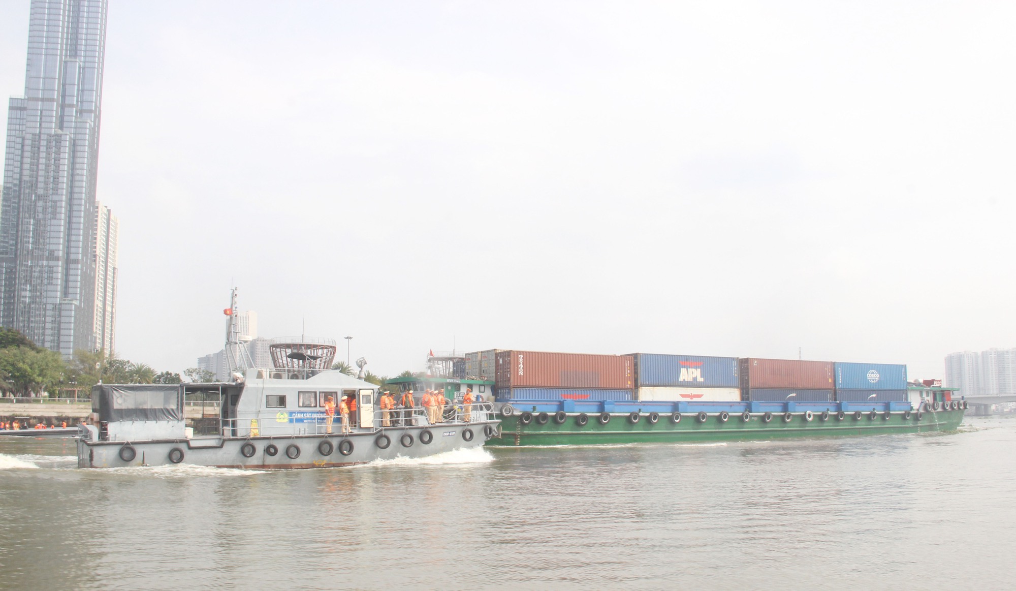 TP.HCM CSGT đường thuỷ tăng cường kiểm tra, xử phạt phương tiện thuỷ mất an toàn giao thông - Ảnh 6. TP.HCM CSGT đường thuỷ tăng cường kiểm tra, xử phạt phương tiện thuỷ mất an toàn giao thông - Ảnh 6.