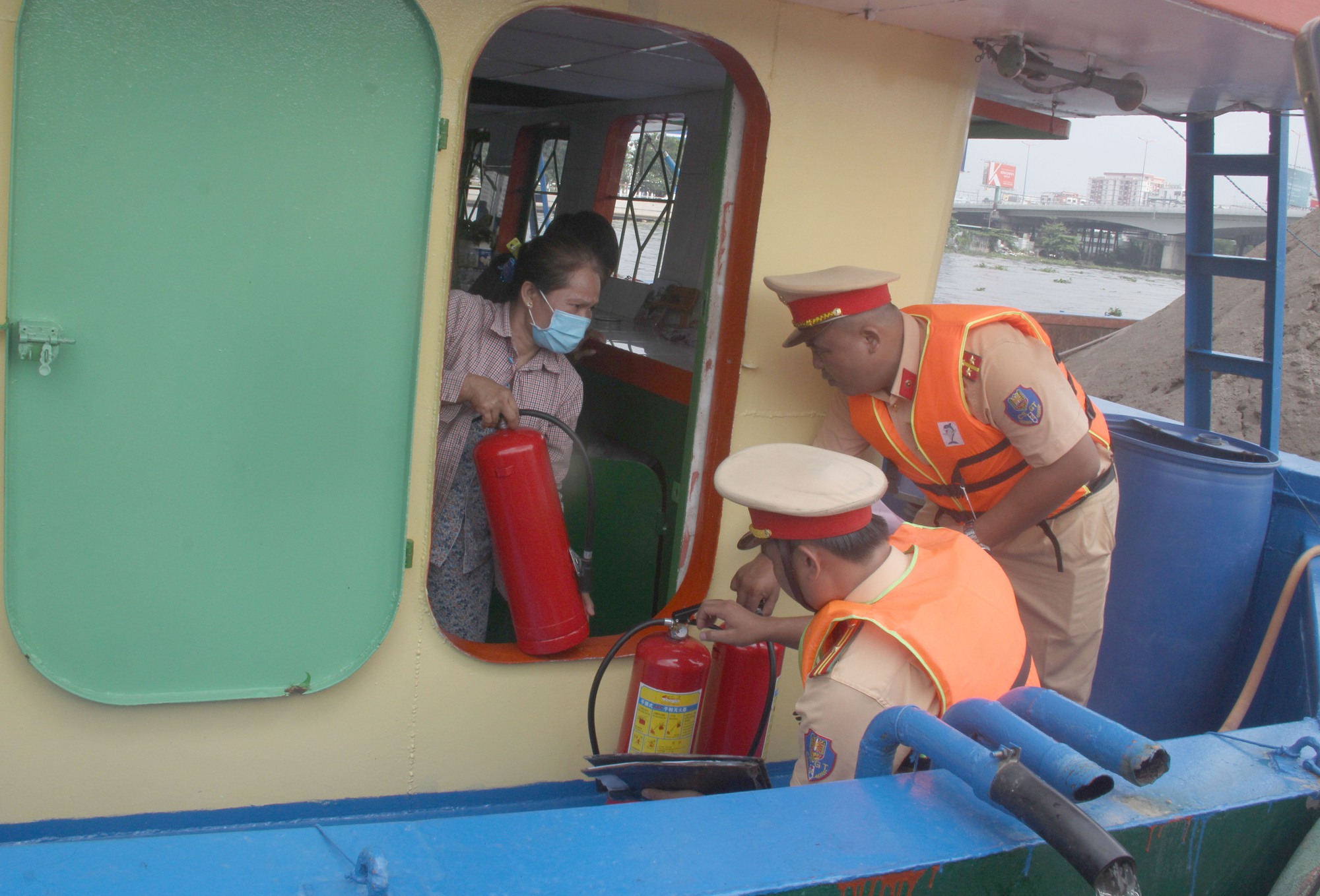 TP.HCM CSGT đường thuỷ tăng cường kiểm tra, xử phạt phương tiện thuỷ mất an toàn giao thông - Ảnh 10. TP.HCM CSGT đường thuỷ tăng cường kiểm tra, xử phạt phương tiện thuỷ mất an toàn giao thông - Ảnh 10.