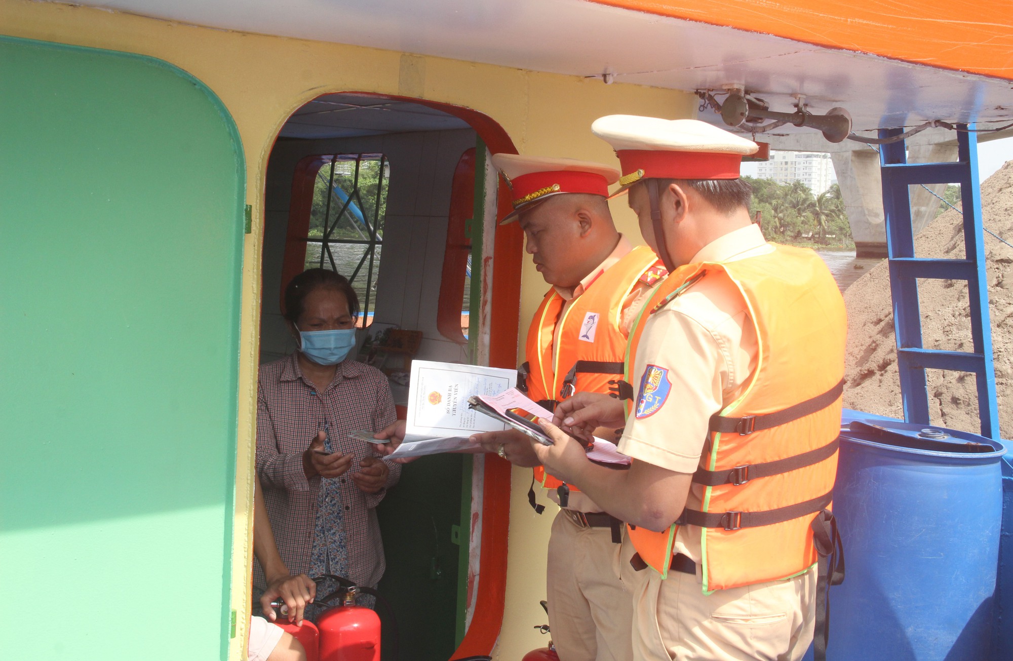 TP.HCM CSGT đường thuỷ tăng cường kiểm tra, xử phạt phương tiện thuỷ mất an toàn giao thông - Ảnh 9. TP.HCM CSGT đường thuỷ tăng cường kiểm tra, xử phạt phương tiện thuỷ mất an toàn giao thông - Ảnh 9.