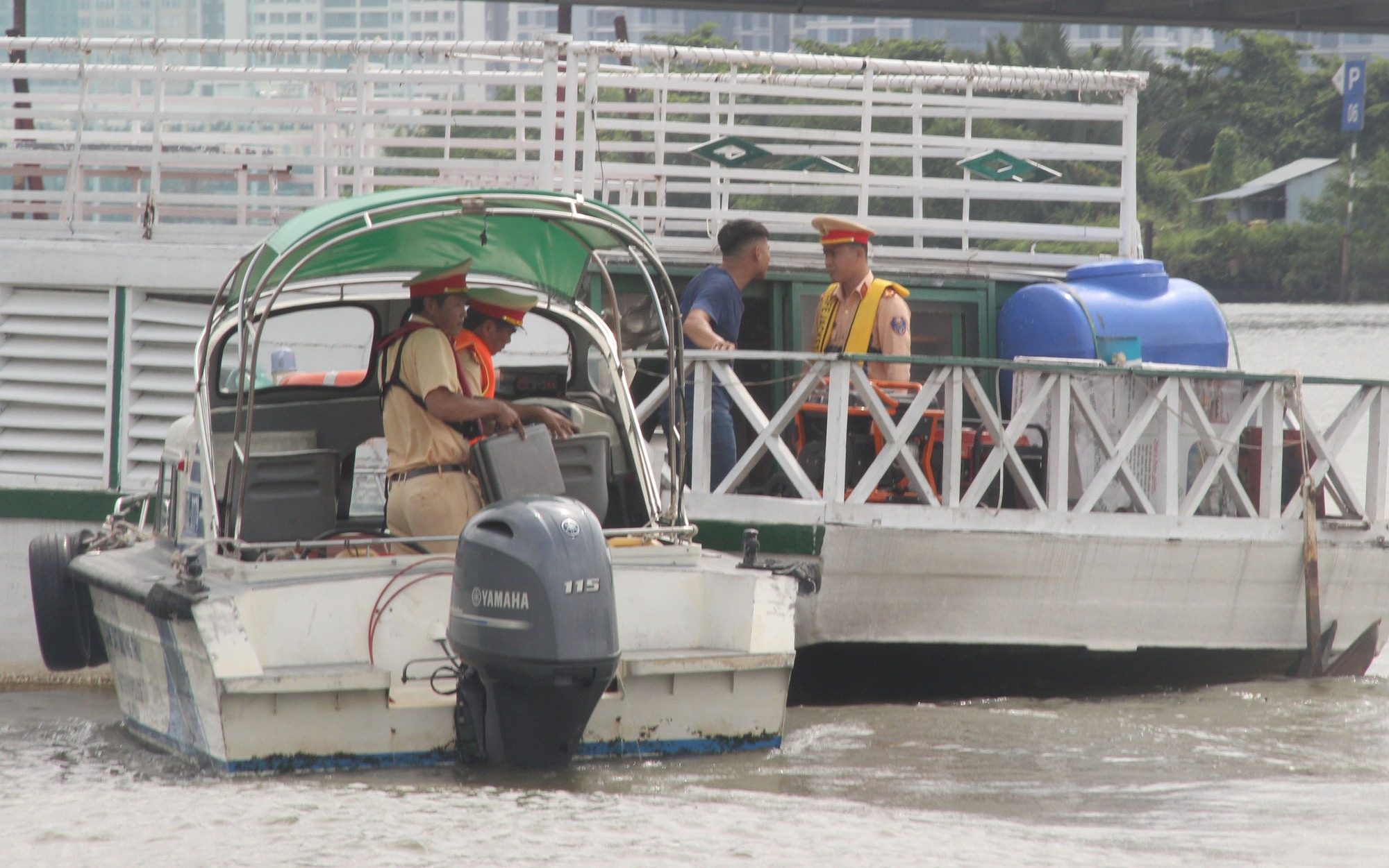 TP.HCM CSGT đường thuỷ tăng cường kiểm tra, xử phạt phương tiện thuỷ mất an toàn giao thông - Ảnh 11. TP.HCM CSGT đường thuỷ tăng cường kiểm tra, xử phạt phương tiện thuỷ mất an toàn giao thông - Ảnh 11.