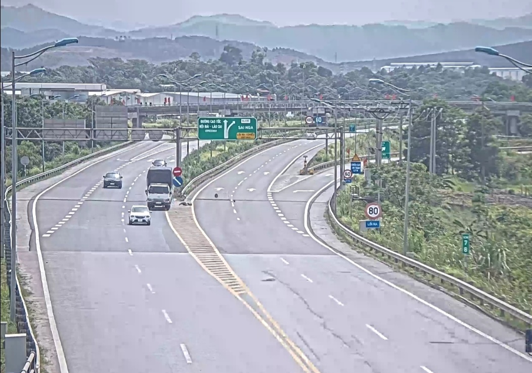 Cảnh sát truy xe tải gây tai nạn chết người bỏ chạy trên cao tốc Nội Bài- Lào Cai - Ảnh 1.