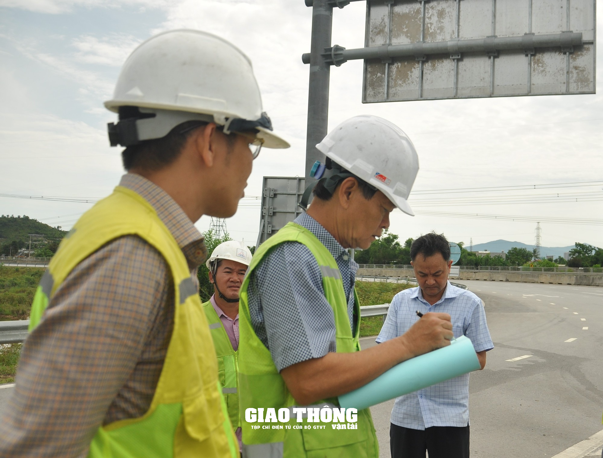 Điều chỉnh, bổ sung biển báo đảm bảo ATGT tuyến La Sơn-Túy Loan - Ảnh 2.