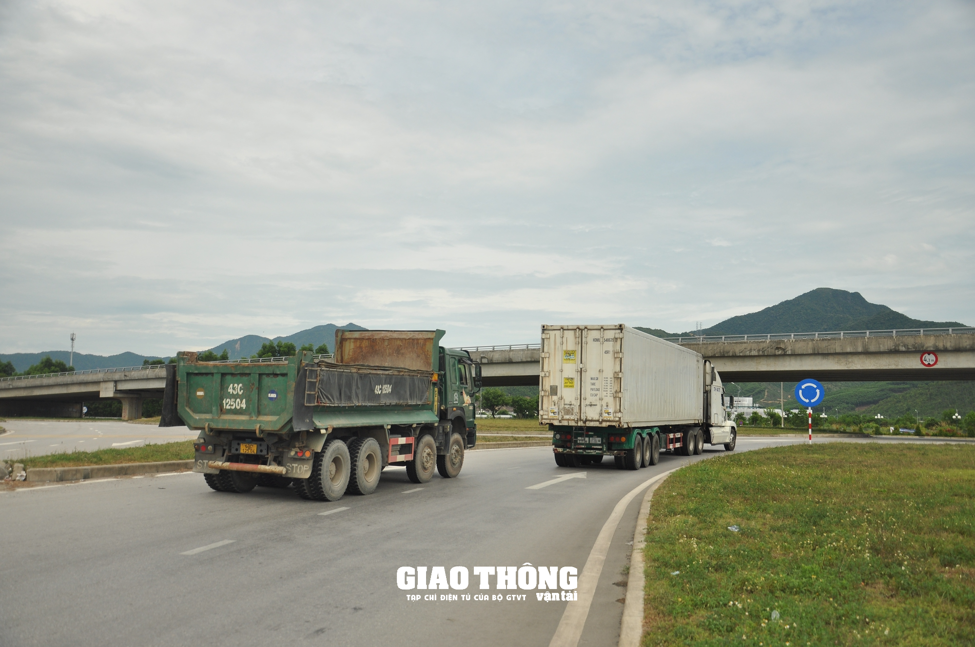 Điều chỉnh, bổ sung biển báo đảm bảo ATGT tuyến La Sơn-Túy Loan - Ảnh 4.