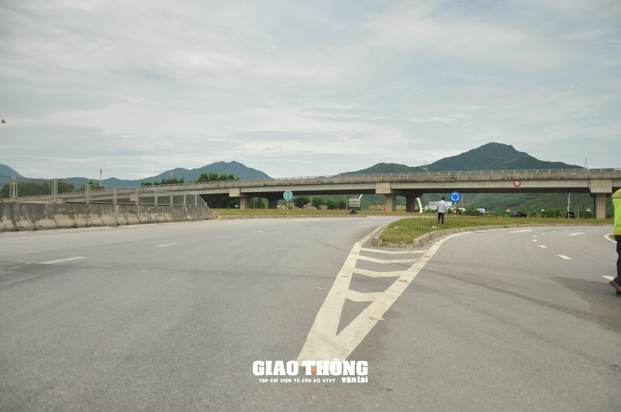 Điều chỉnh, bổ sung biển báo đảm bảo ATGT tuyến La Sơn-Túy Loan - Ảnh 5.