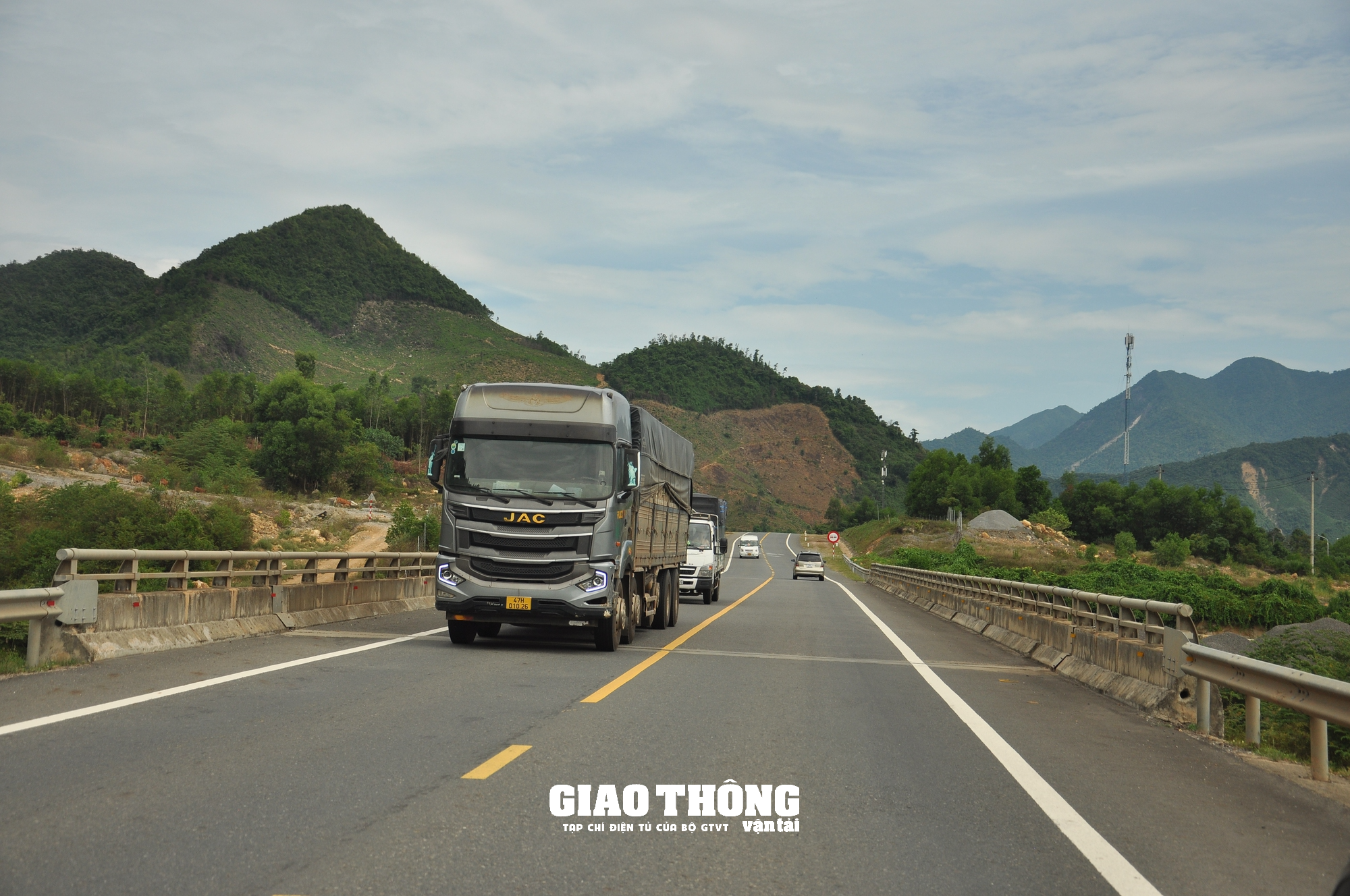 Điều chỉnh, bổ sung biển báo đảm bảo ATGT tuyến La Sơn-Túy Loan - Ảnh 9.