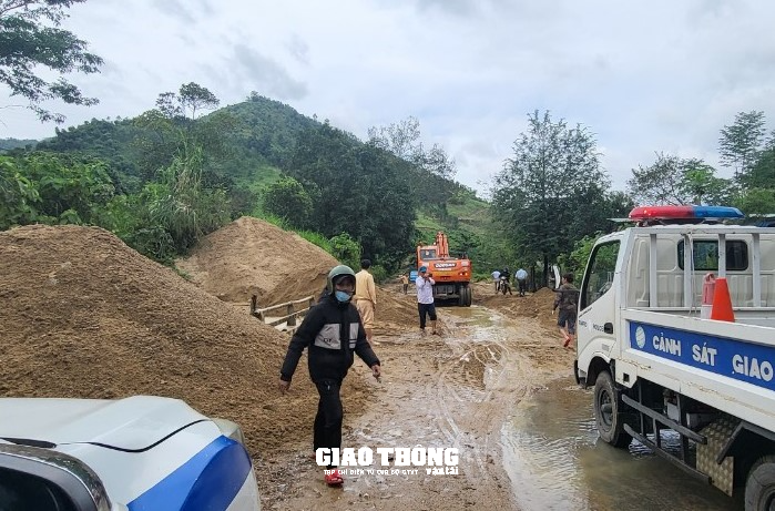Vùng rốn lũ, sạt lở lên phương án đảm bảo giao thông - Ảnh 2.
