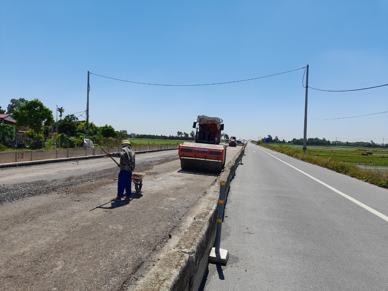 Nỗ lực đẩy nhanh tiến độ thi công dự án đường trục phát triển nối vùng kinh tế biển - Ảnh 2.