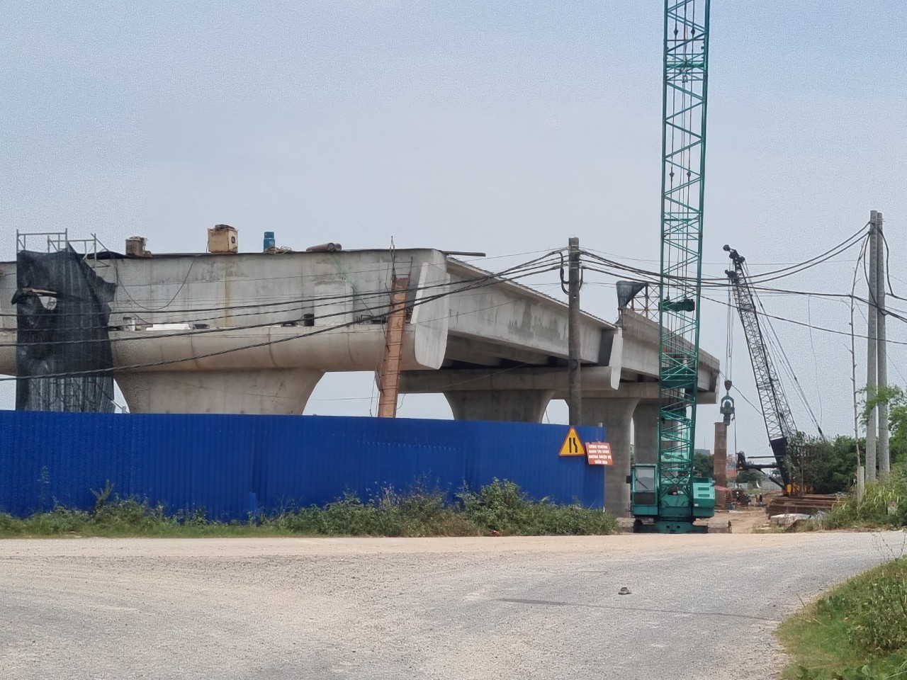 Nỗ lực đẩy nhanh tiến độ thi công dự án đường trục phát triển nối vùng kinh tế biển - Ảnh 1.