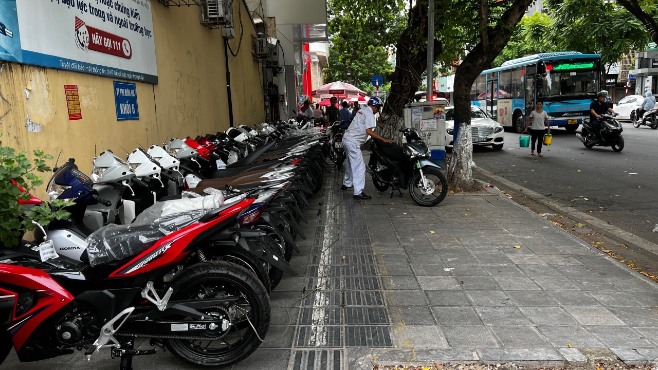 Hà Nội: Phường Nguyễn Du tăng cường xử lý trật tự đô thị sau phản ánh của Tạp chí Giao thông Vận Tải - Ảnh 1. Hà Nội: Phường Nguyễn Du tăng cường xử lý trật tự đô thị sau phản ánh của Tạp chí Giao thông Vận Tải - Ảnh 1.