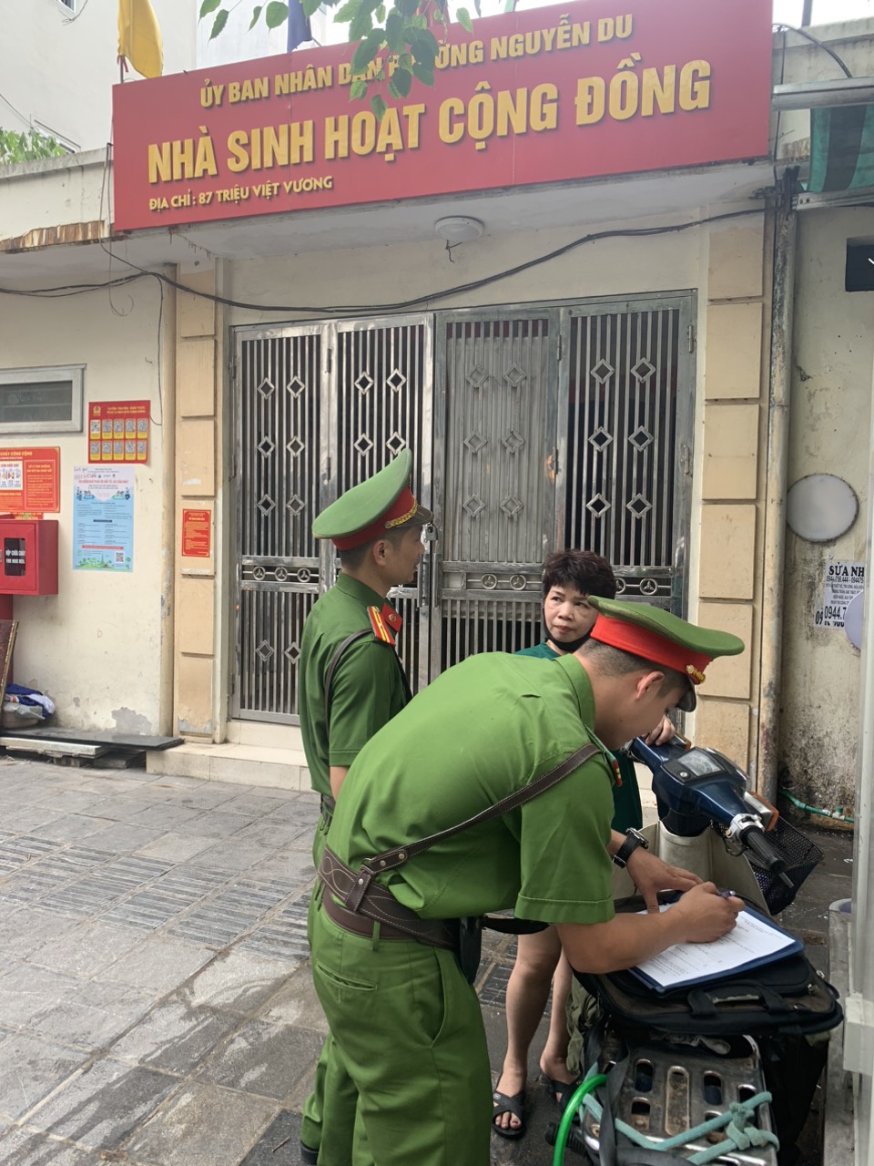 Hà Nội: Phường Nguyễn Du tăng cường xử lý trật tự đô thị sau phản ánh của Tạp chí Giao thông Vận Tải - Ảnh 2. Hà Nội: Phường Nguyễn Du tăng cường xử lý trật tự đô thị sau phản ánh của Tạp chí Giao thông Vận Tải - Ảnh 2.