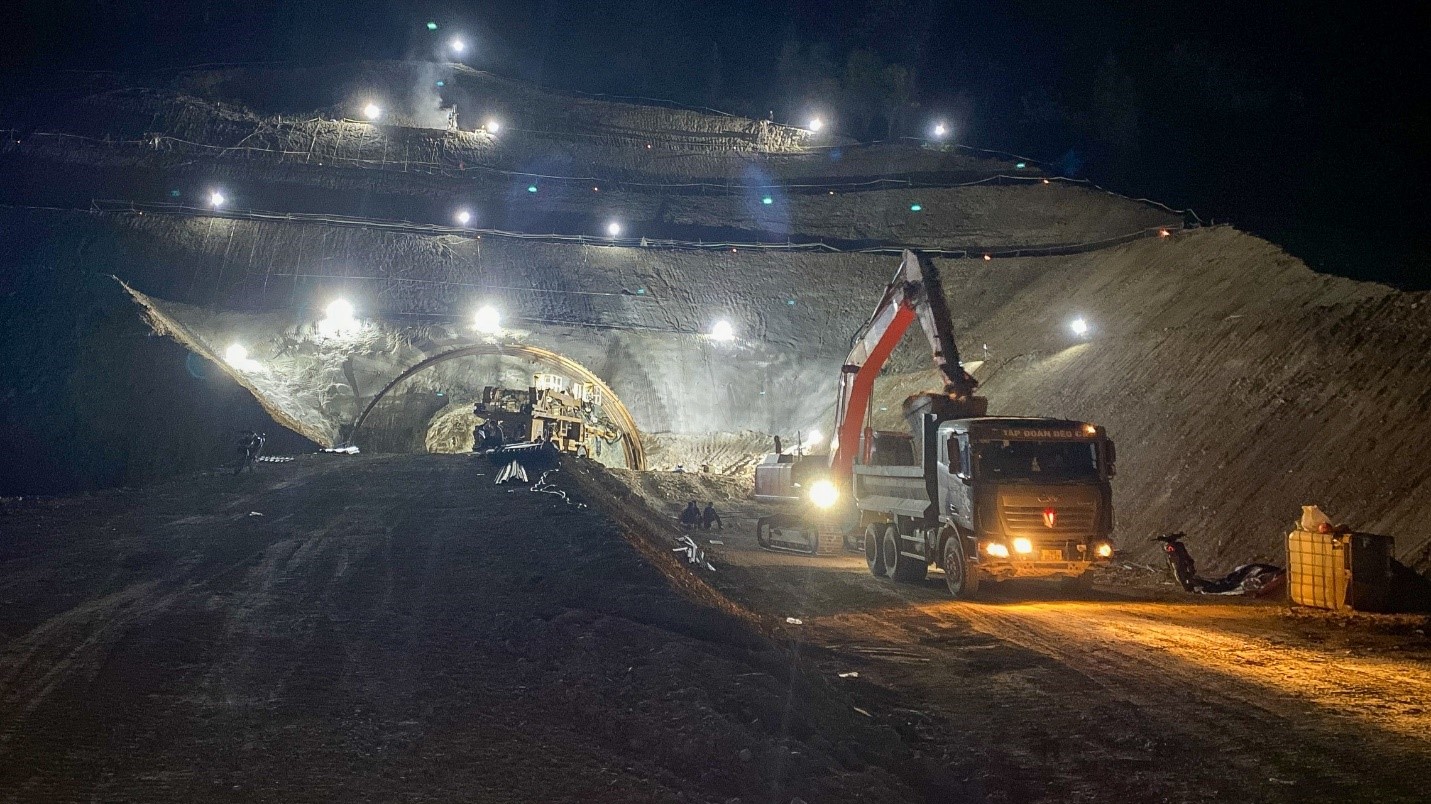 [Phóng sự ảnh]: Trắng đêm tăng tốc tối đa thi công cao tốc Quảng Ngãi - Hoài Nhơn - Ảnh 1.