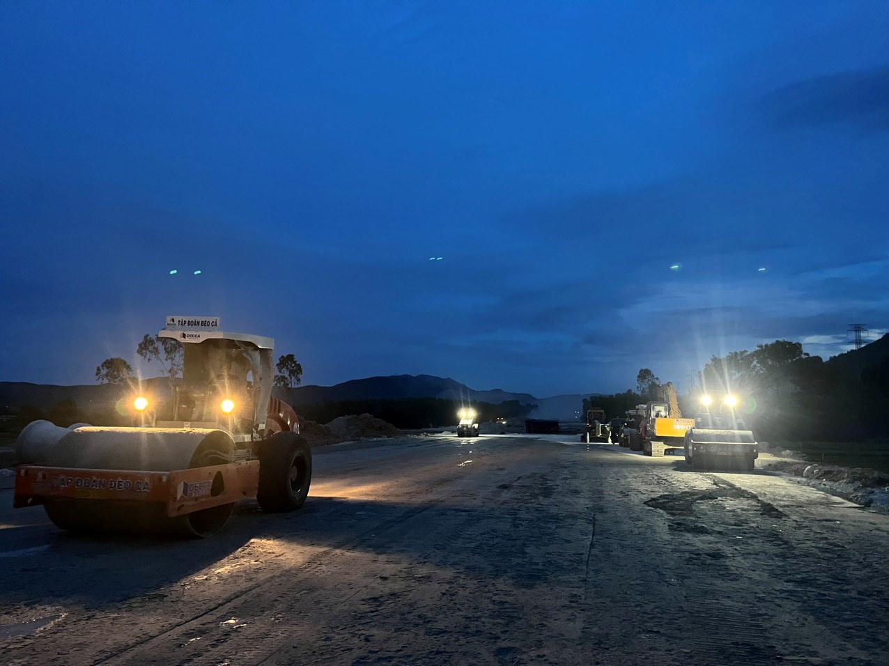 [Phóng sự ảnh]: Trắng đêm tăng tốc tối đa thi công cao tốc Quảng Ngãi - Hoài Nhơn - Ảnh 11.