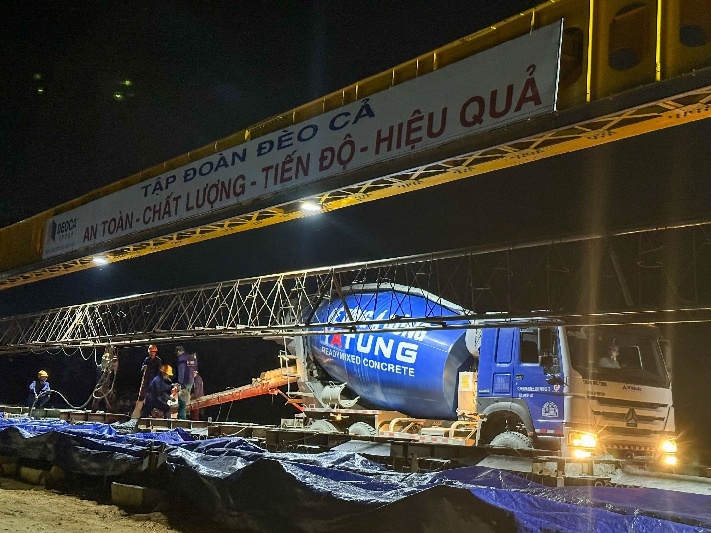 [Phóng sự ảnh]: Trắng đêm tăng tốc tối đa thi công cao tốc Quảng Ngãi - Hoài Nhơn - Ảnh 12.